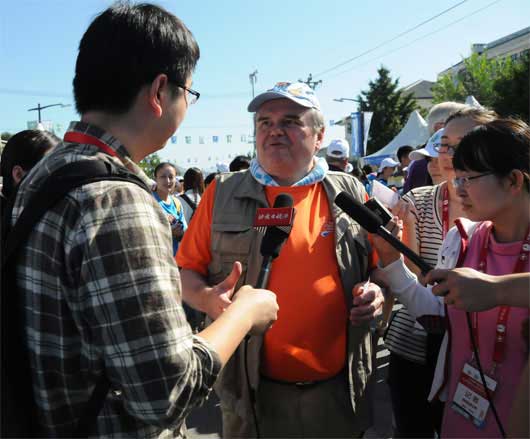 国际徒步联盟官员接受记者采访