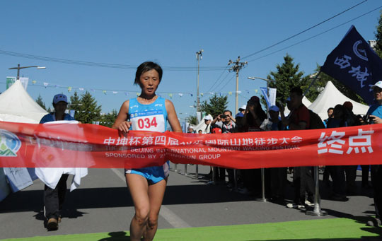 女子组百公里比赛选手张谦第一个冲过终点线