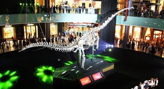 巨型恐龙骨骼化石入住迪拜购物中心(图)
